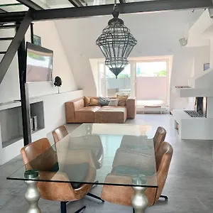 Schoene Dachgeschoss-maisonette Munich