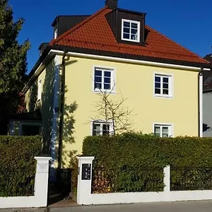 Helle Und Ruhige Dachgeschosswohnung Múnich